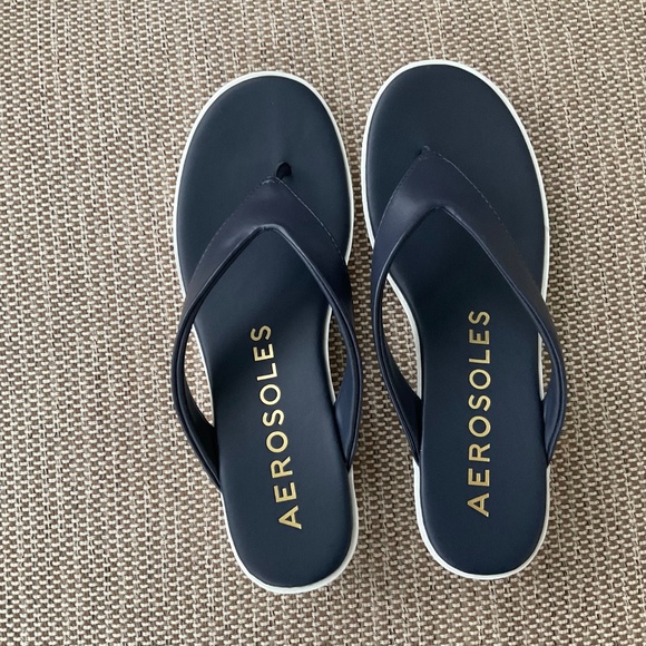 Aerosols flip flops. Size 9. Navy - Picture 2 of 9